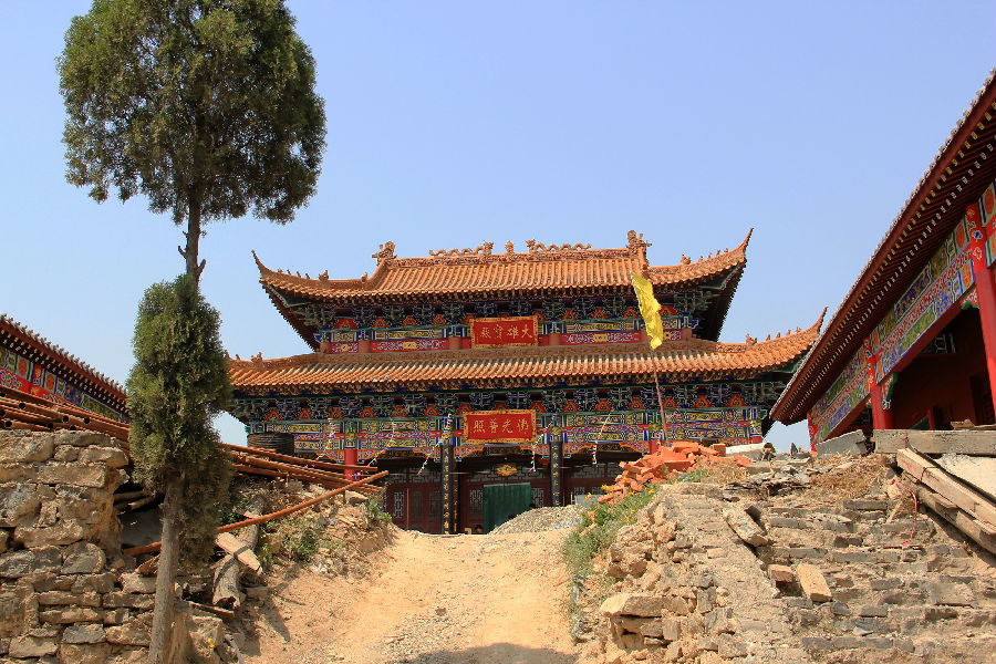 还没有完工的龟灵寺的正殿——大雄宝殿